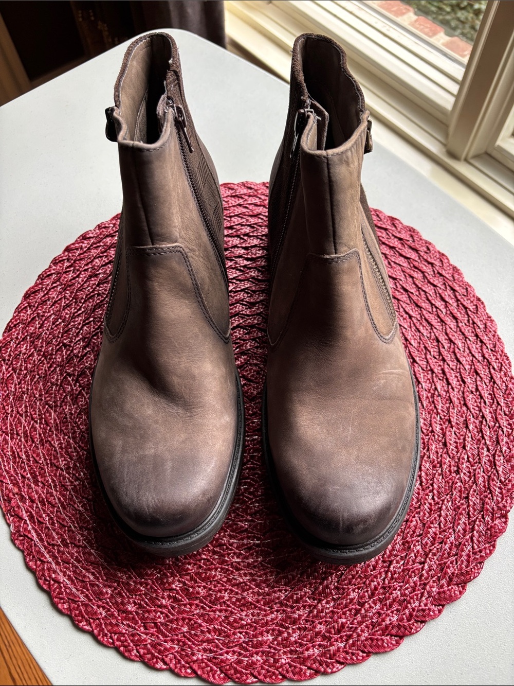 Earth Brown Leather Chelsea-Style Chukka Boots
